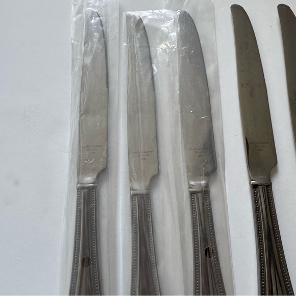 New Reed and Barton 20 Piece Elegant Stainless Flatware Set - Picture 2 of 8